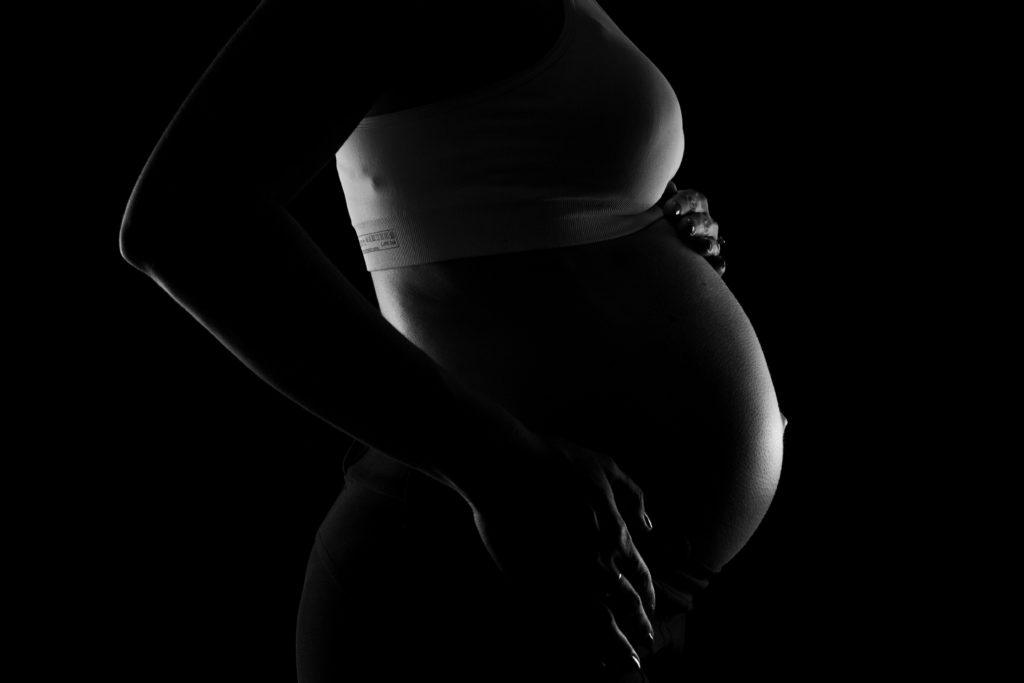 Photo noir et blanc femme enceinte